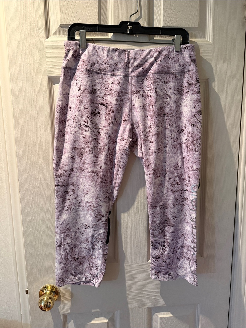 36 - Women's Lavender Marble Print Cropped Leggings